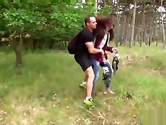 le voleur de roller skates échappe à la police par deepthroat et fucking