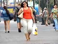 latino-americano con i pantaloni bianchi