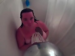 chubby spycam: esposa regordeta en la ducha