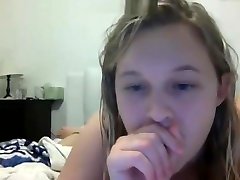Chubby notiye amarican blonde shows on webcam.