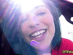 abella danger se fraie un chemin à travers un road trip