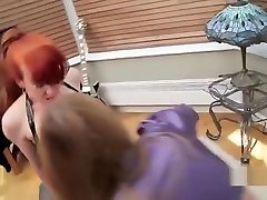 红色XXX与她的女朋友分享一个双假阳具