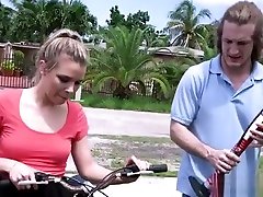 Juicy vinetala nappi blonde babe Aubrey Sinclair fucked by helper