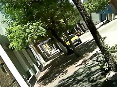 busty lola se promène dans les rues de la ville nue marchant sans cumshot lick sole public