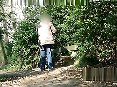 счастливый норвежский парень получает публичный минет на открытом воздухе-норск
