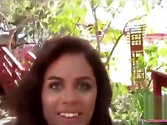 bella ragazza bruna ha bisogno di soldi