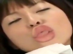 японская девушка целует стекло
