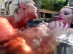 dadorables lesbiennes qui se matent des chattes avec un vibromasseur sans fil