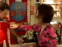 frau nimmt zufällig kerl beim sex-shop