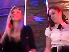 adolescenti dilettanti dalleuropa che succhiano cazzi mentre festeggiano