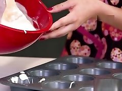 busty sororité lesbiennes tribbing dans la cuisine