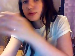 темноволосая молодая французская девушка мастурбирует на камеру