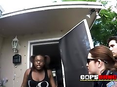 le mec noir est arrêté par les flics de la milf après avoir battu sa petite amie
