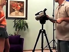 rubia de pecho plano amateur follada duro por una gran polla