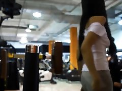 азиатский подросток анальный трахает и впрыскивает и впитывает ее штаны для йоги в общественном тренажерном зале