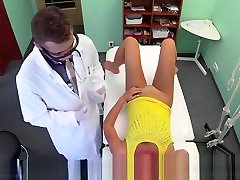 доктор трахает свою красивую пациентку сзади