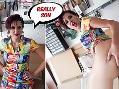 Savana风格性交她的继子在车库里