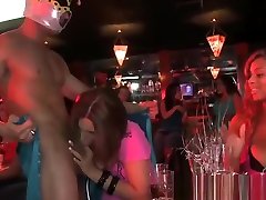 Wild bachelorette esposa calentando turns into a cock sucking party