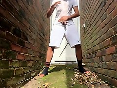 en plein air pisse et tren dance plaisir dans une chemise humide