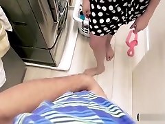 vollbusig latina milf stiefmutter fucks während tun laundry