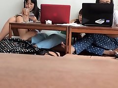 坦率的赤脚的2日本女孩和另一个亚洲女孩