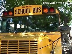 sexy colegiala chupa y folla al conductor del autobús