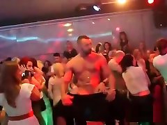 les nasty cuties deviennent alanah rae kissinf sauvages et nues à la fête hardcore