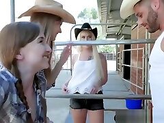 un gruppo di troie del sud cowgirl si e scopato un tipo grosso