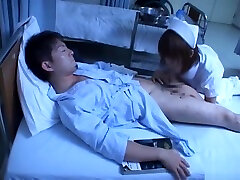 जापानी ए वी मॉडल वास्तव में उसके रोगियों को प्यार करता है, जो एक सींग का नर्स है