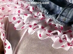性感的毛茸茸的小猫贝贝与漂亮的奶子，乳头masterbates