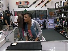 Sexy amateur ghetto pawns her muff for the golf clubs