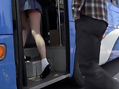 zierlich asiatisch schülerin gefickt auf bus