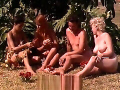 nackte mädchen, die spaß an einem fkk-resort 1960er jahre vintage