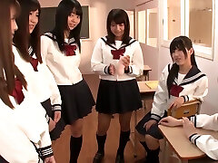 mezcla de estudiante japoneses sonre e inocentes haciéndose follar