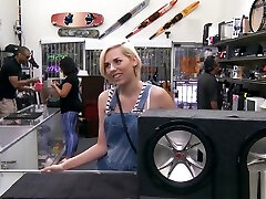 hot babe vende il suo subwoofer bfs e scopato dal pedone
