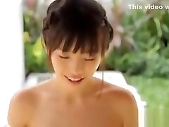 asiatische schönheit springt ihre brüste nicht nackt