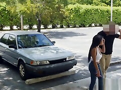 tette enormi ebony vende la sua auto e si scopa