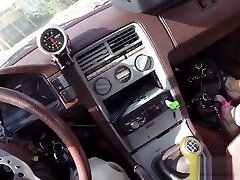 chica rubia vendiendo su coche y su coño
