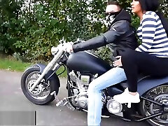 joggingschlampe mit motorrad abgeschleppt und ao ihre fotze besamt