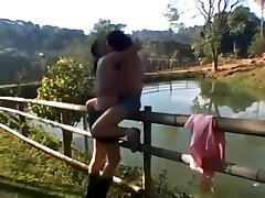 dos chicas brasileñas besándose afuera