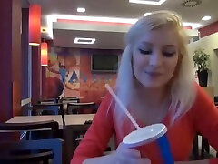 Blowjob von einer mia malkov grup im Restaurant Klo