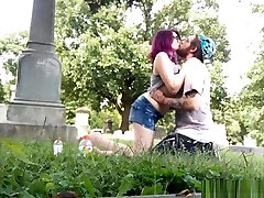 dziwna młoda para uprawia seks na cmentarzu