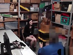 la nana aux cheveux foncés de lemo baisée sur les caméras de surveillance par un flic