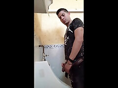 peeing एक रेस्तरां में स्नानघर