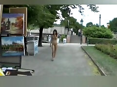 苗条的青少年走裸体在公共街道上