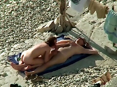 coppia condividere momenti caldi sulla spiaggia nudista