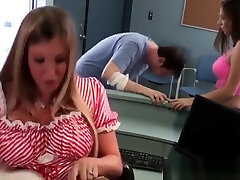 le ragazze lesbiche si fanno un ditalino a vicenda