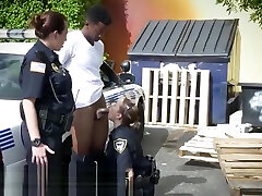 黑牛馅肮脏的警察荡妇像一个疯子