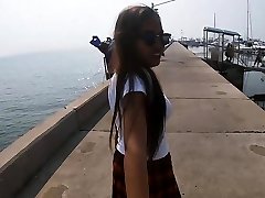 une écolière amateur dasie baisée à la caméra par un touriste