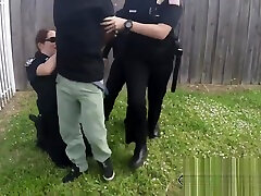 bisexuell busty cops teilen schwarzen thumping-schwanz auf der oberseite des gebäudes